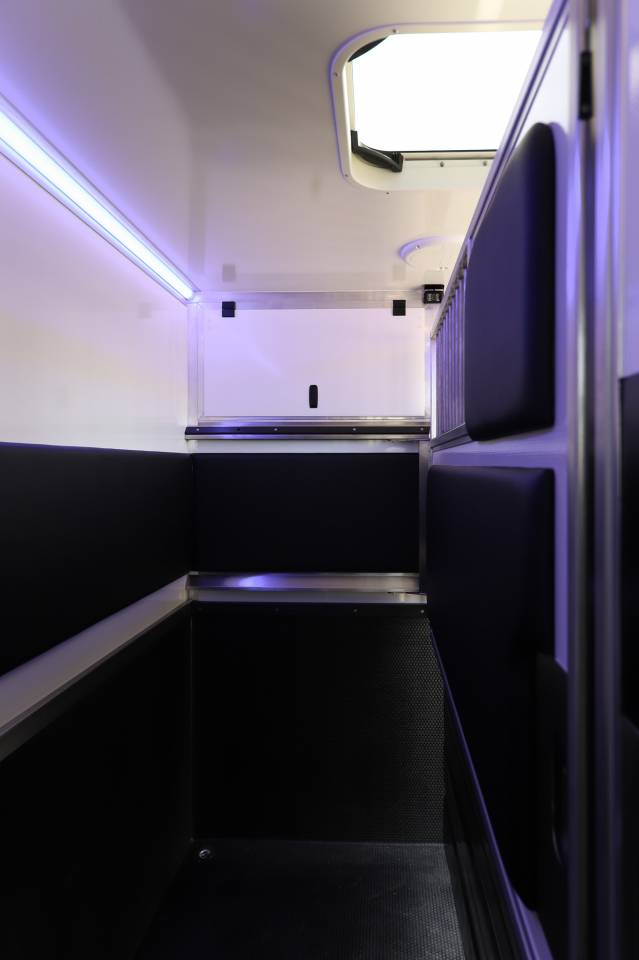 Kleine paardenvrachtwagen (B rijbewijs) Krismar  2025 Nieuw