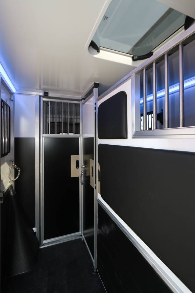 Kleine paardenvrachtwagen (B rijbewijs) Krismar  2025 Nieuw