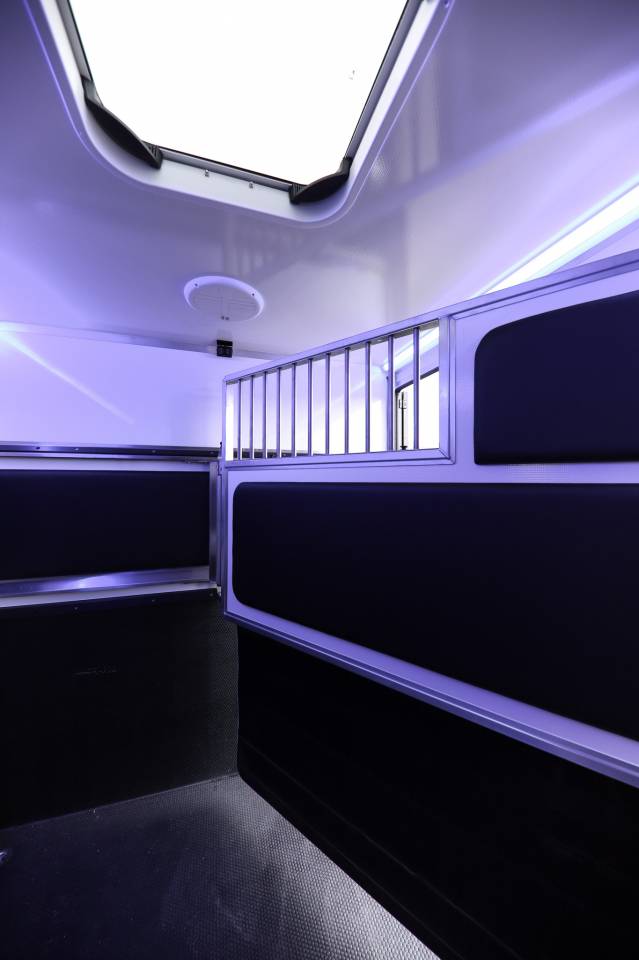 Kleine paardenvrachtwagen (B rijbewijs) Krismar  2025 Nieuw