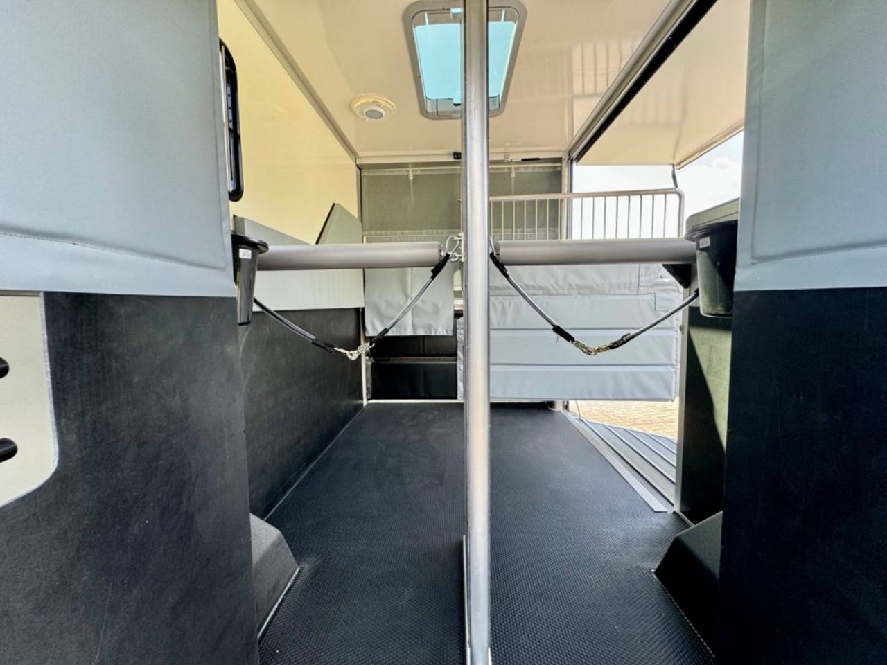 Kleine paardenvrachtwagen (B rijbewijs) Autre marque NISSAN 0 Nieuw