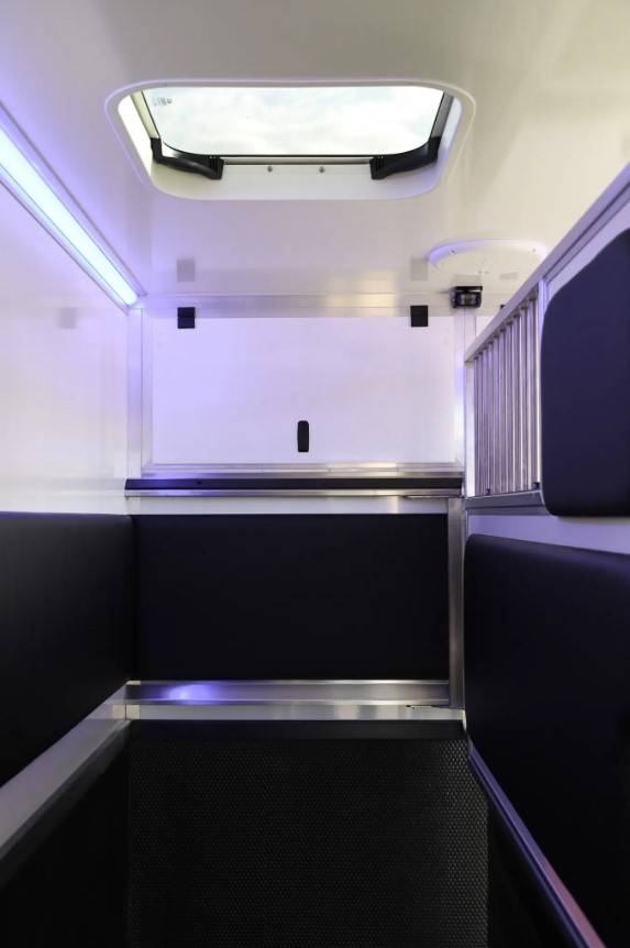 Kleine paardenvrachtwagen (B rijbewijs) Krismar  2025 Nieuw