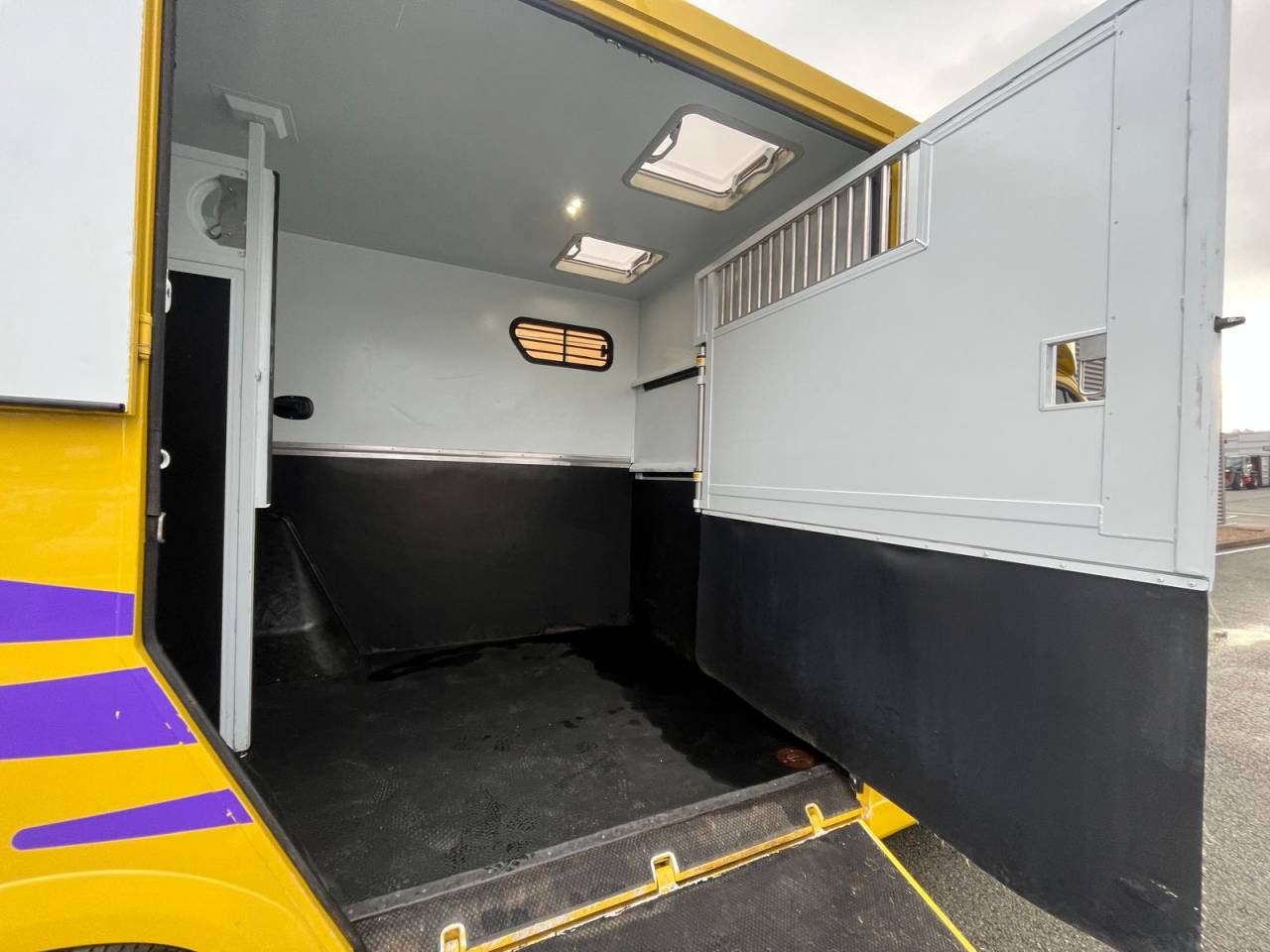 Kleine paardenvrachtwagen (B rijbewijs) Theault PROTEO STALLE 5 PLACES 2017 Tweedehands