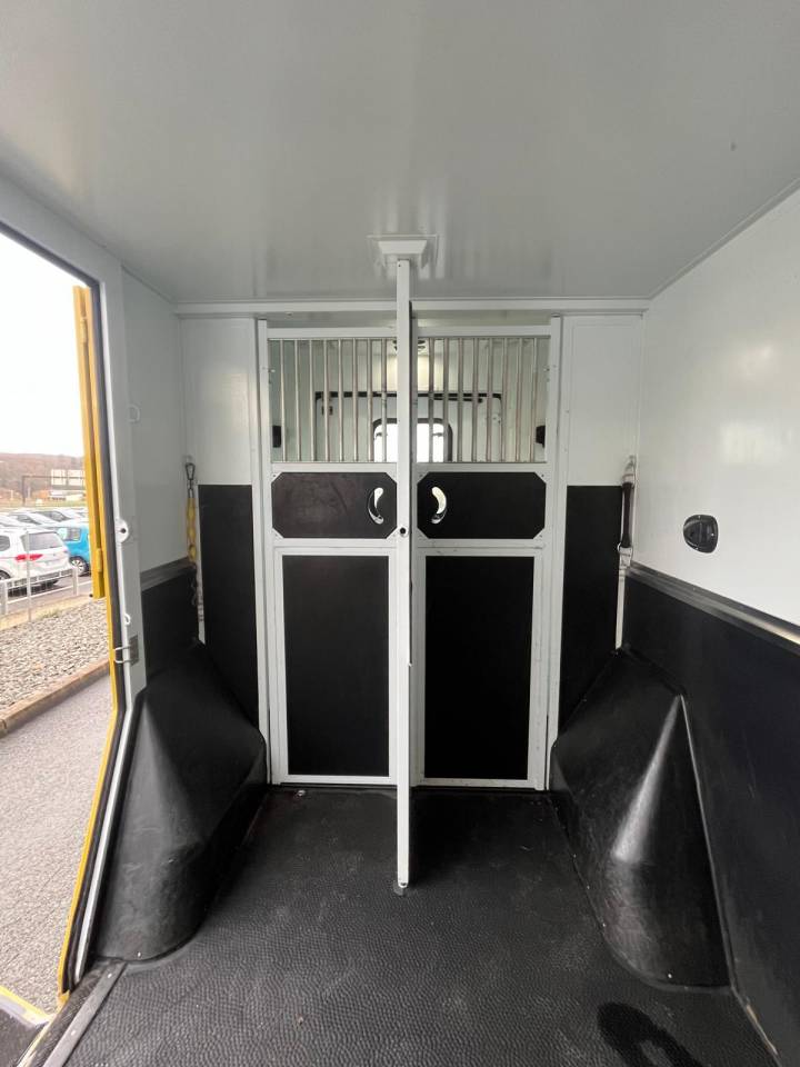 Kleine paardenvrachtwagen (B rijbewijs) Theault PROTEO STALLE 5 PLACES 2017 Tweedehands