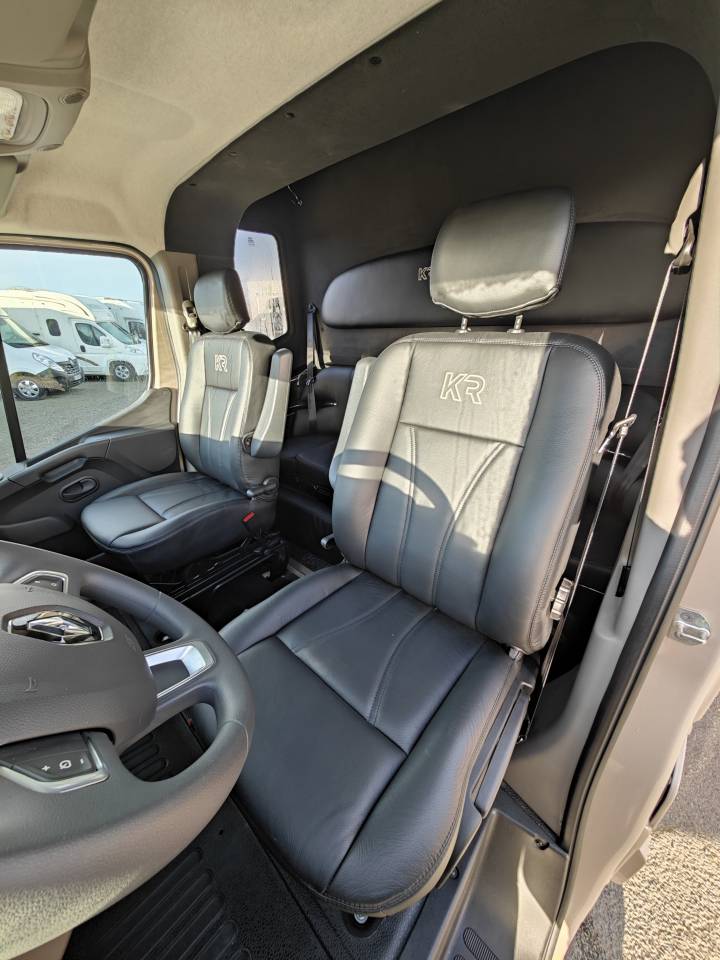 Kleine paardenvrachtwagen (B rijbewijs) Krismar Horsebox 2-5 2025 Nieuw