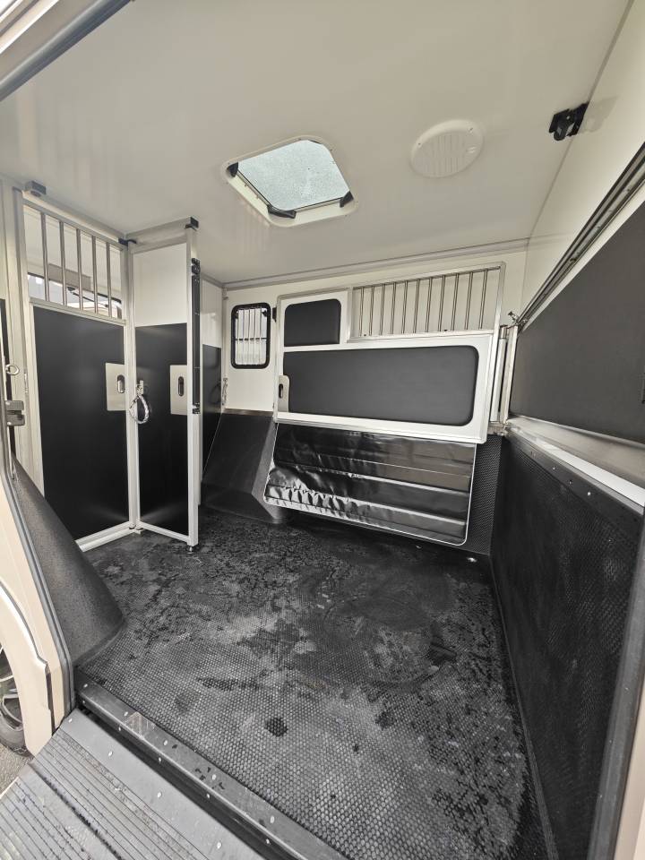 Kleine paardenvrachtwagen (B rijbewijs) Krismar Horsebox 2-5 2025 Nieuw