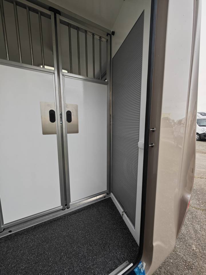 Kleine paardenvrachtwagen (B rijbewijs) Krismar Horsebox 2-5 2025 Nieuw