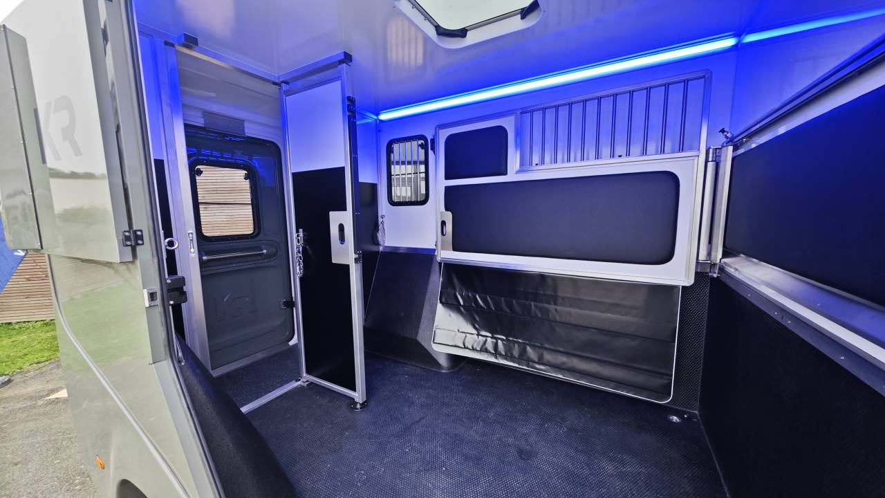 Kleine paardenvrachtwagen (B rijbewijs) Krismar Man TGE Horsebox 5-2 2025 Nieuw