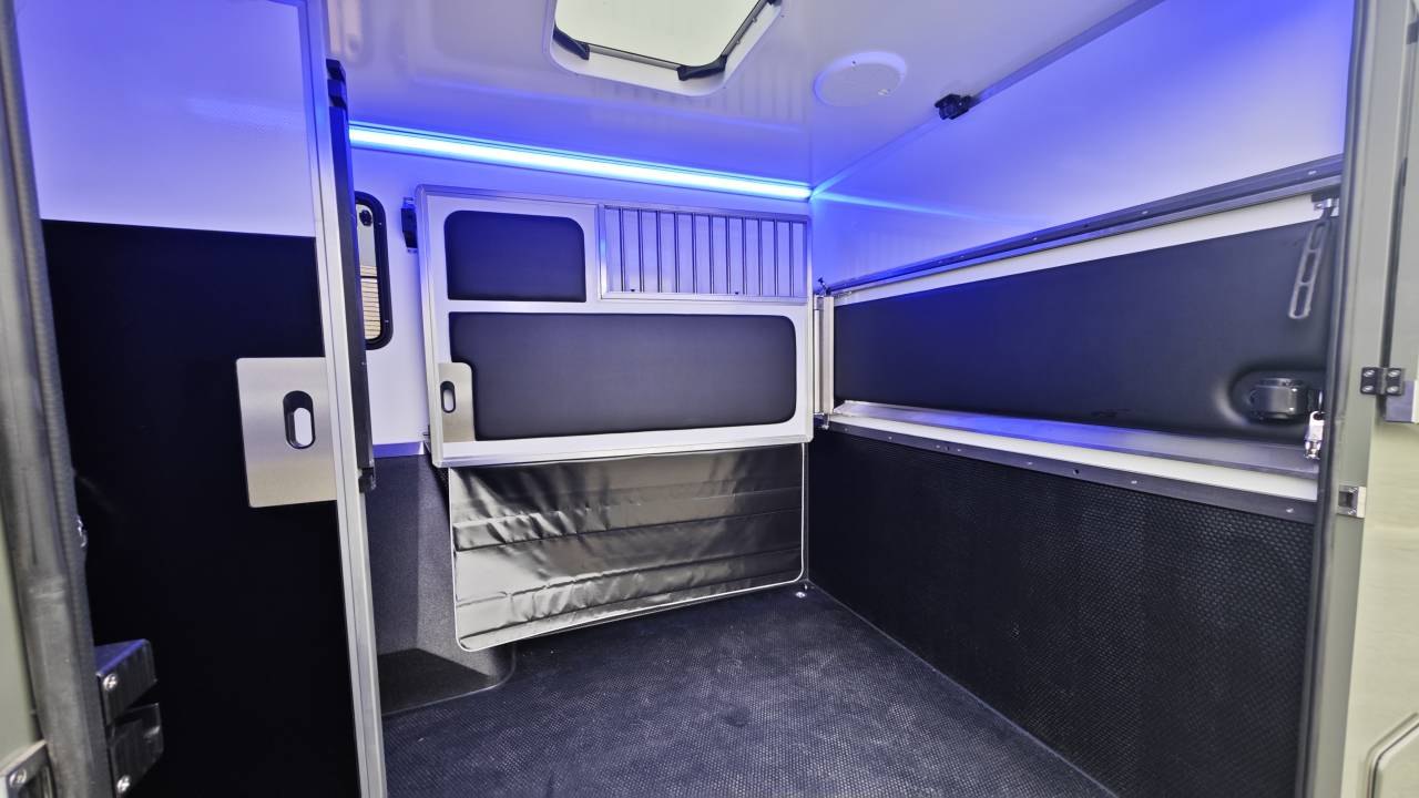Kleine paardenvrachtwagen (B rijbewijs) Krismar Man TGE Horsebox 5-2 2025 Nieuw