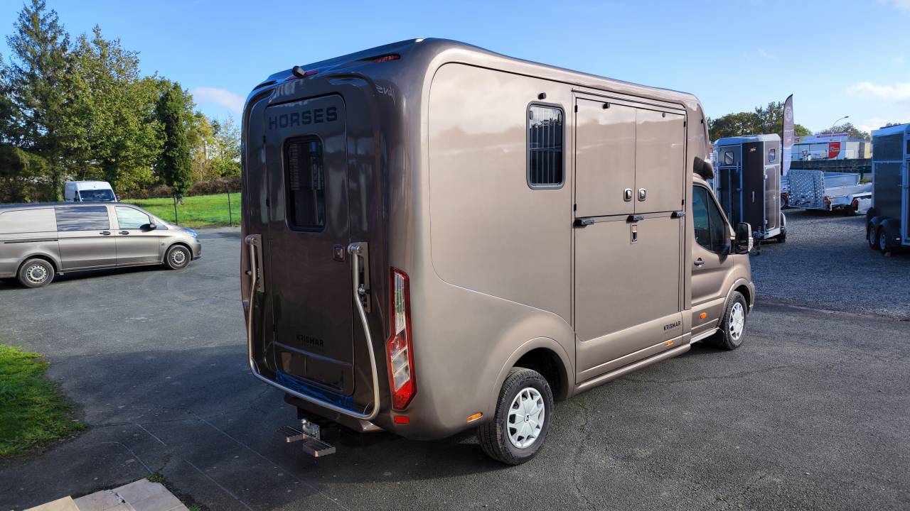 Kleine paardenvrachtwagen (B rijbewijs) Krismar Transit Horsebox 2-3 2025 Nieuw