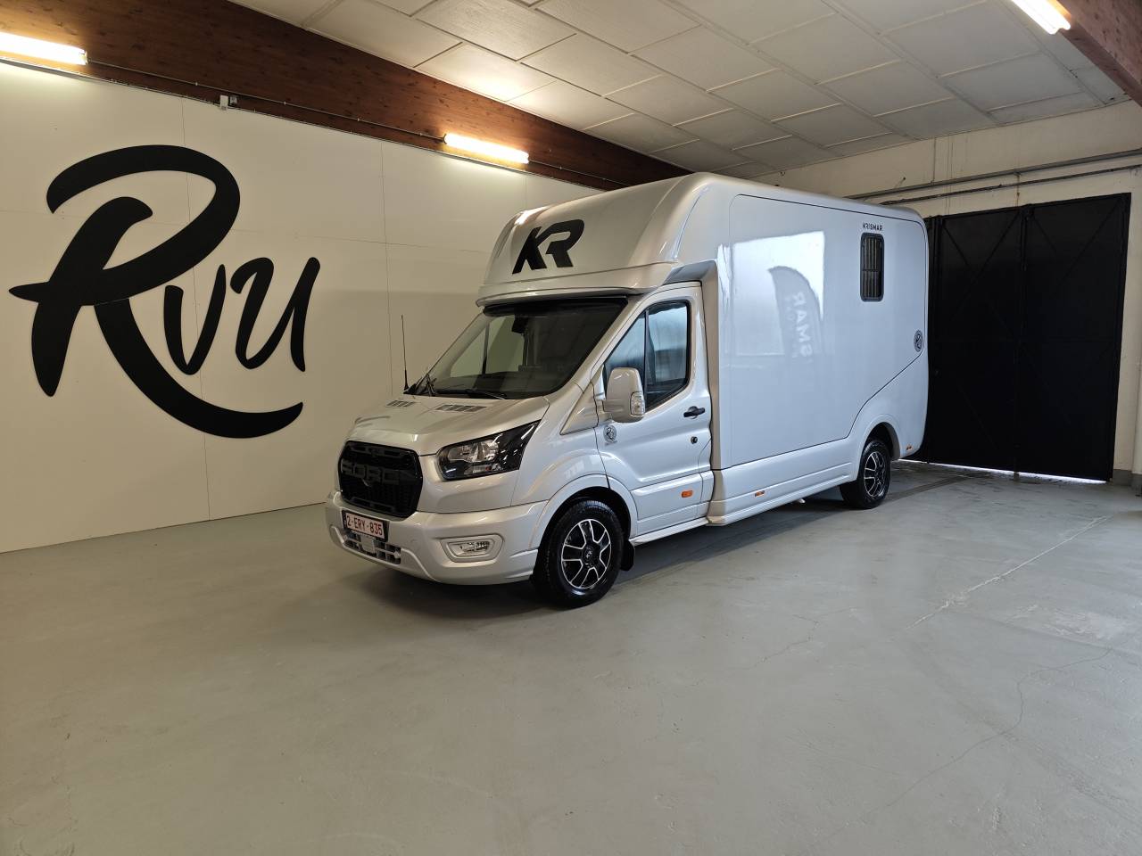 Kleine paardenvrachtwagen (B rijbewijs) Krismar Transit Horsebox 2-3 2025 Nieuw
