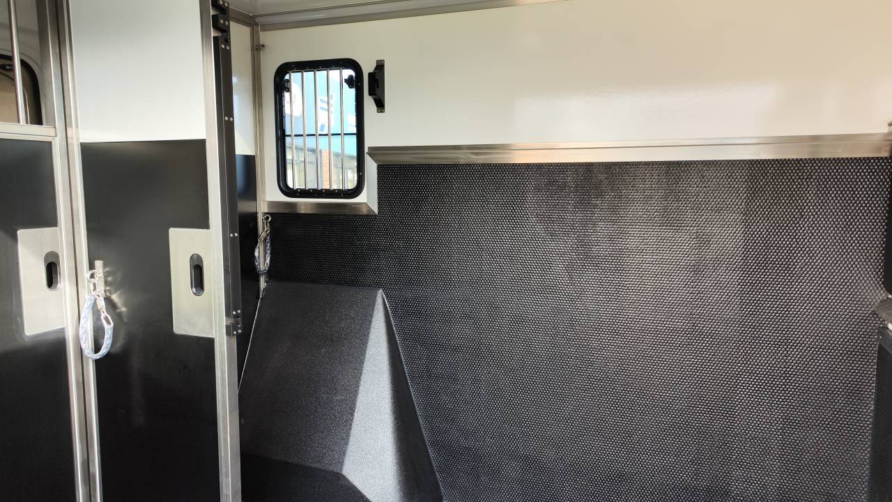 Kleine paardenvrachtwagen (B rijbewijs) Krismar Transit Horsebox 2-3 2025 Nieuw