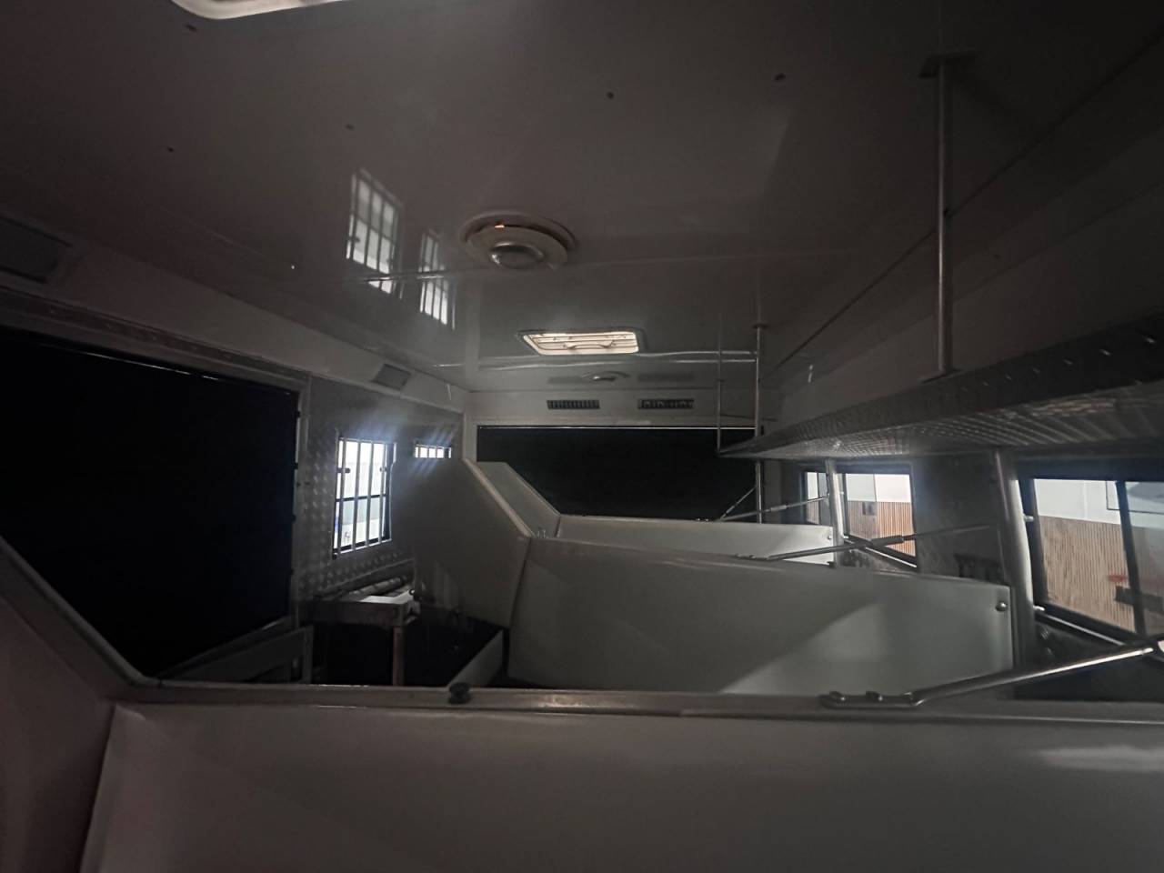 Zware paardenvrachtwagen (groot rijbewijs) Mercedes MERCEDES-BENZ 0 Tweedehands