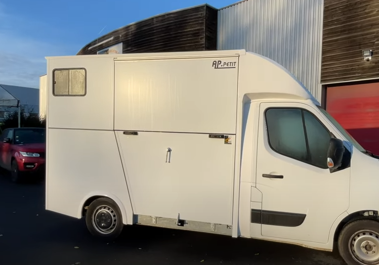 Kleine paardenvrachtwagen (B rijbewijs) AP Petit Renault MASTER L2 2018 Nieuw