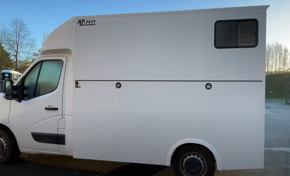 Kleine paardenvrachtwagen (B rijbewijs) AP Petit Renault MASTER L2 2018 Nieuw