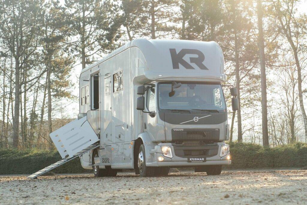 Zware paardenvrachtwagen (groot rijbewijs) Krismar Volvo 4 chevaux HC 2025 Nieuw