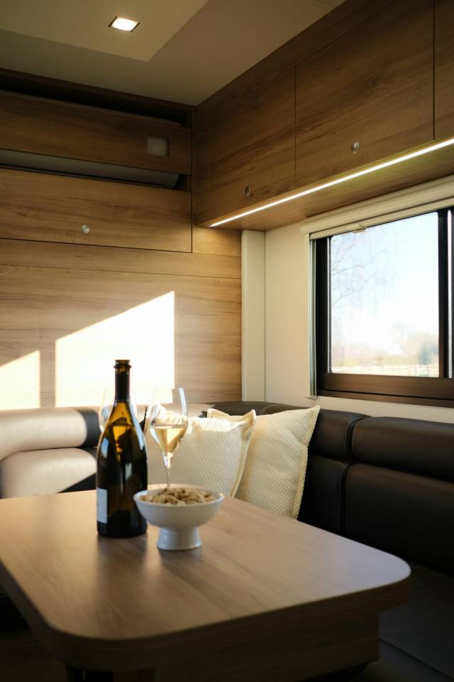 Zware paardenvrachtwagen (groot rijbewijs) Krismar Volvo 4 chevaux HC 2025 Nieuw