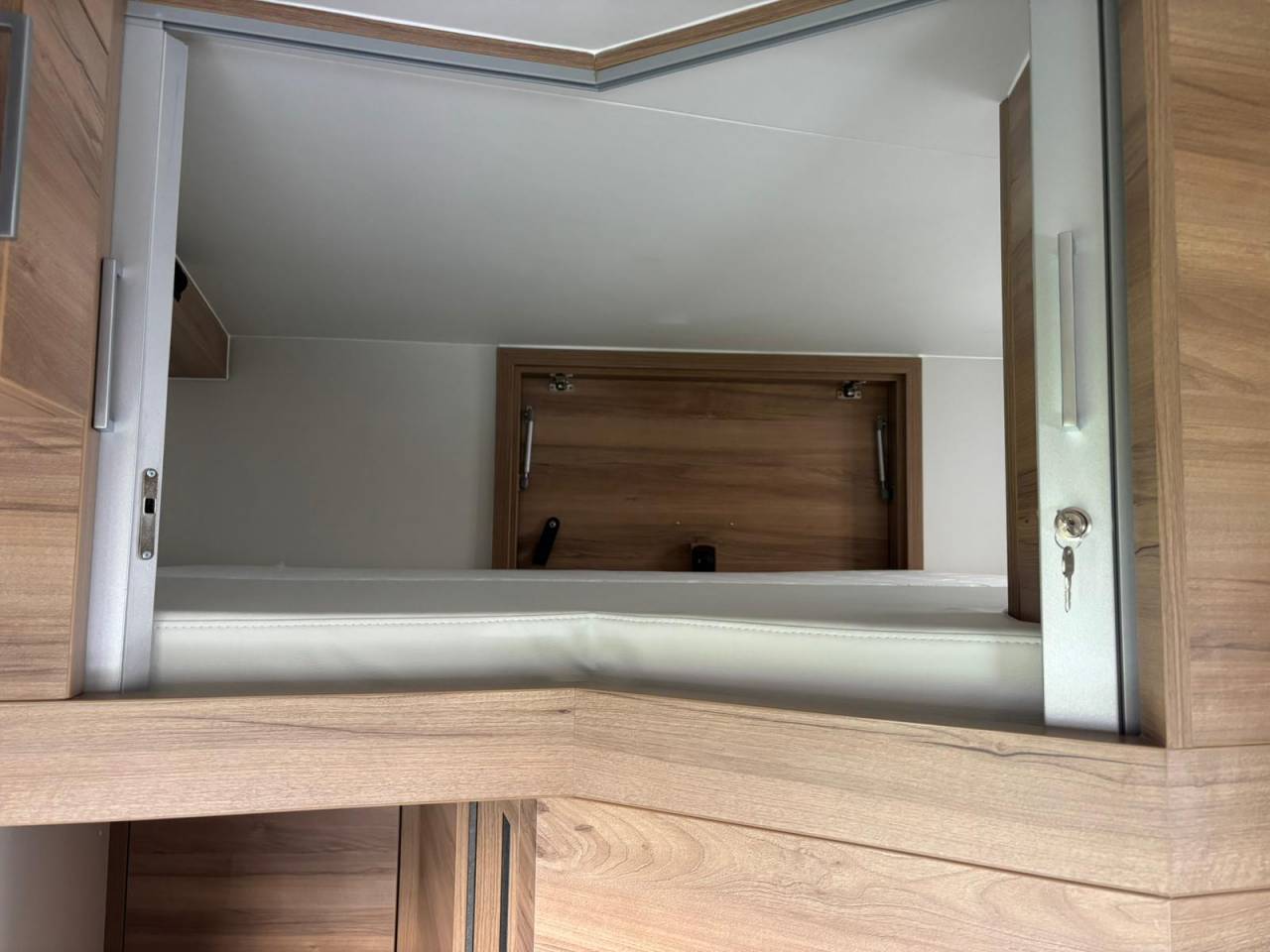 Zware paardenvrachtwagen (groot rijbewijs) Krismar Classicspace 2640 gamme pro 2025 Nieuw