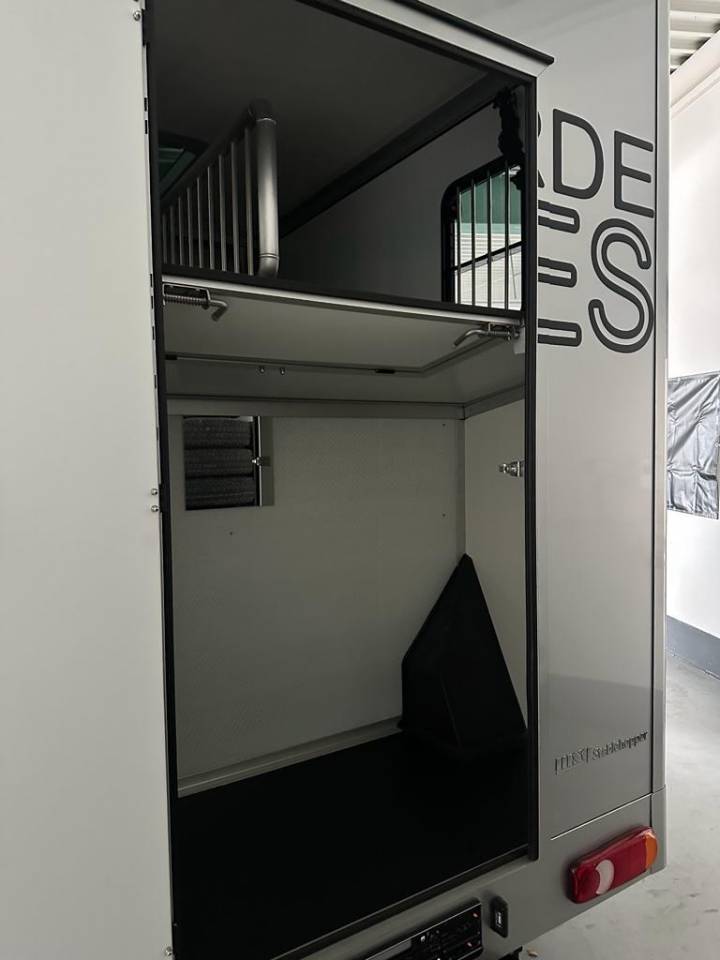 Kleine paardenvrachtwagen (B rijbewijs) Autre marque NISSAN 0 Nieuw