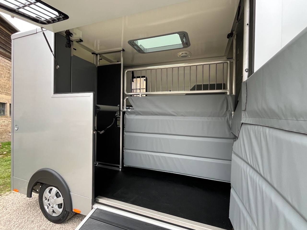 Kleine paardenvrachtwagen (B rijbewijs) Autre marque NISSAN 0 Nieuw