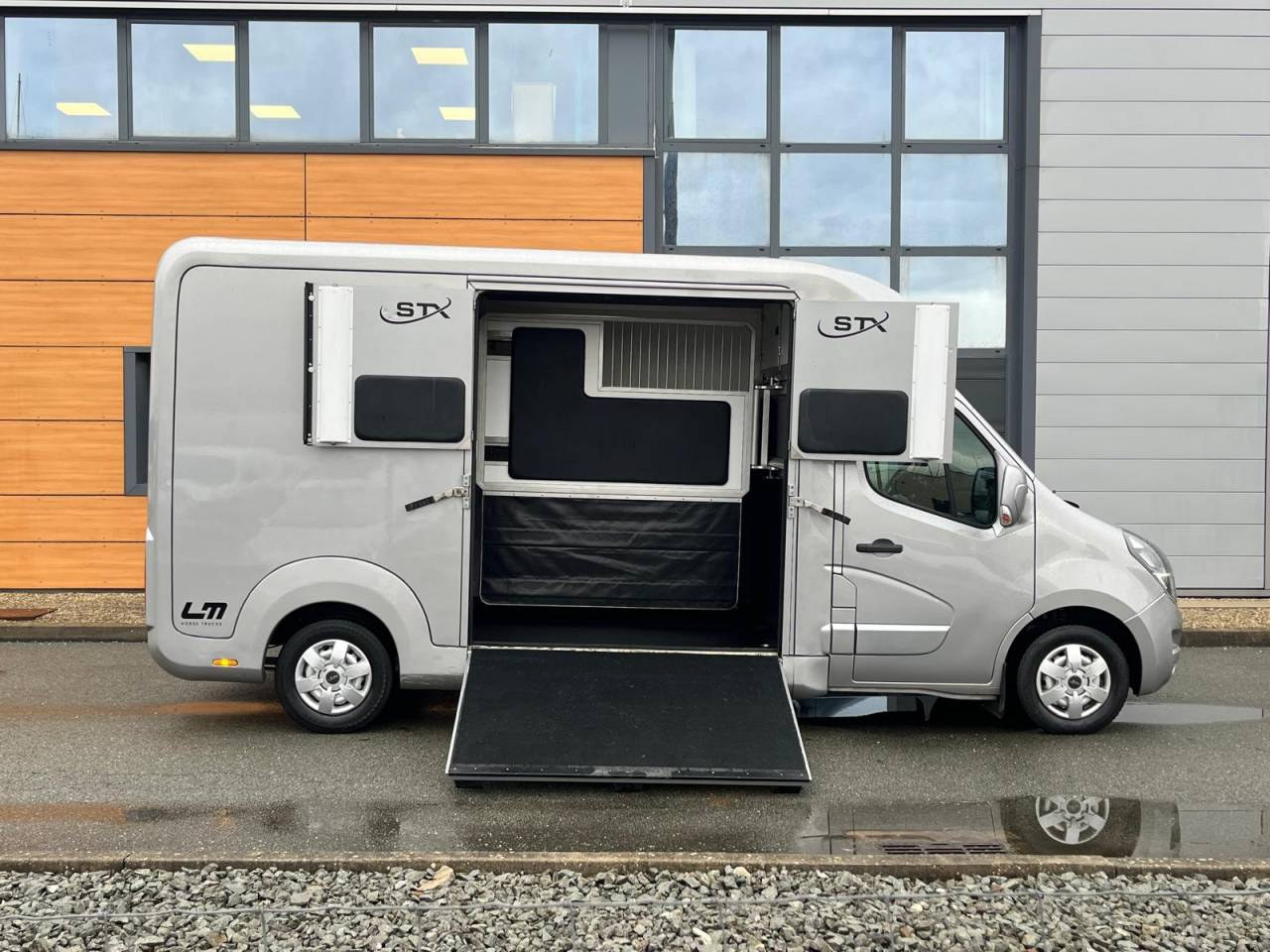 Kleine paardenvrachtwagen (B rijbewijs) STX STX 2021 Tweedehands