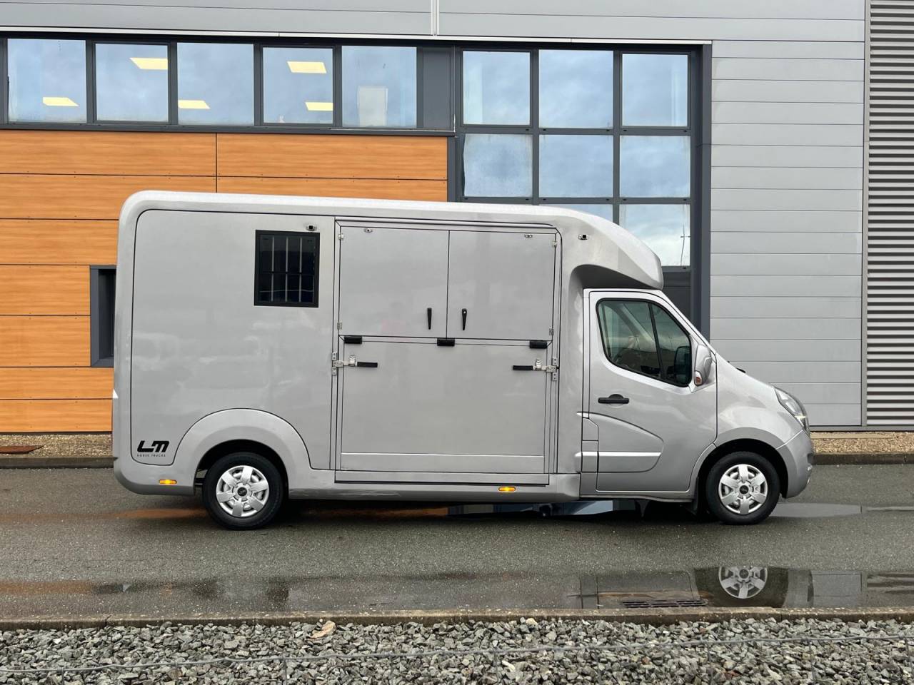 Kleine paardenvrachtwagen (B rijbewijs) STX STX 2021 Tweedehands