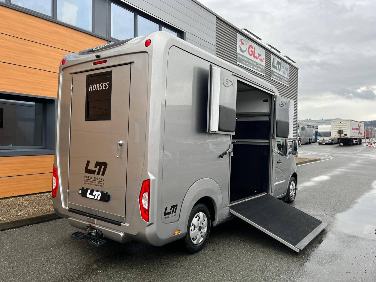 Kleine paardenvrachtwagen (B rijbewijs) STX STX 2021 Tweedehands