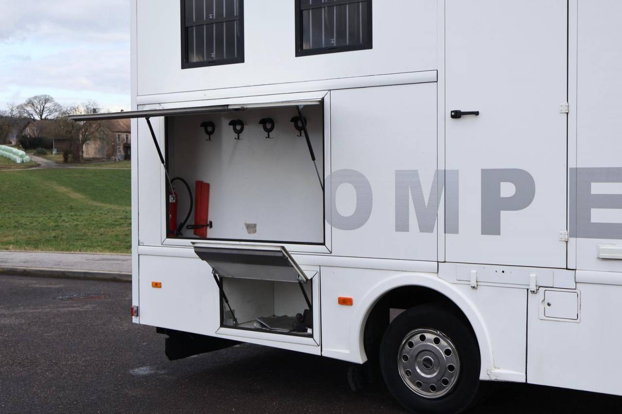 Zware paardenvrachtwagen (groot rijbewijs) Andere merken AK ATEGO 4 CHEVAUX 8.180 2014 Tweedehands