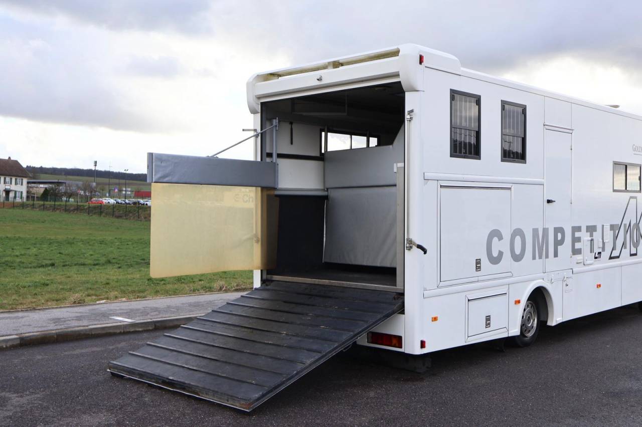 Zware paardenvrachtwagen (groot rijbewijs) Andere merken AK ATEGO 4 CHEVAUX 8.180 2014 Tweedehands