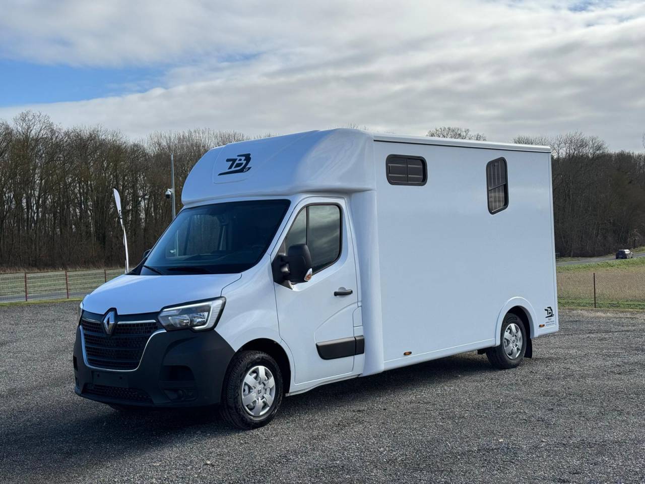 Kleine paardenvrachtwagen (B rijbewijs) TBST Renault Master 2025 Nieuw