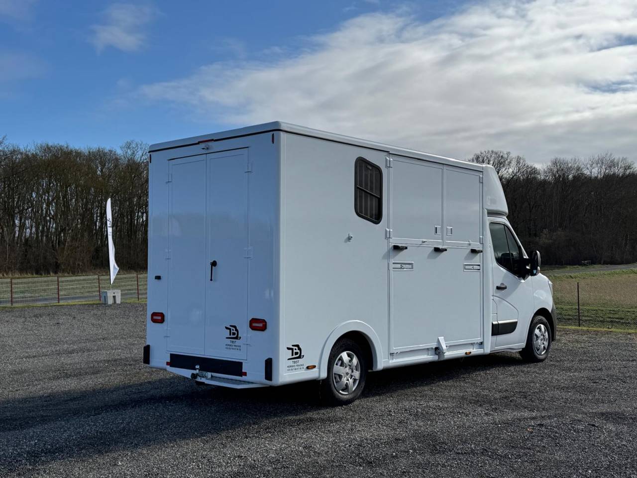 Kleine paardenvrachtwagen (B rijbewijs) TBST Renault Master 2025 Nieuw