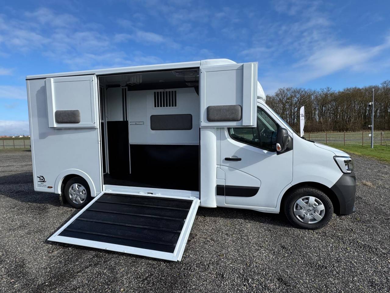 Kleine paardenvrachtwagen (B rijbewijs) TBST Renault Master 2025 Nieuw