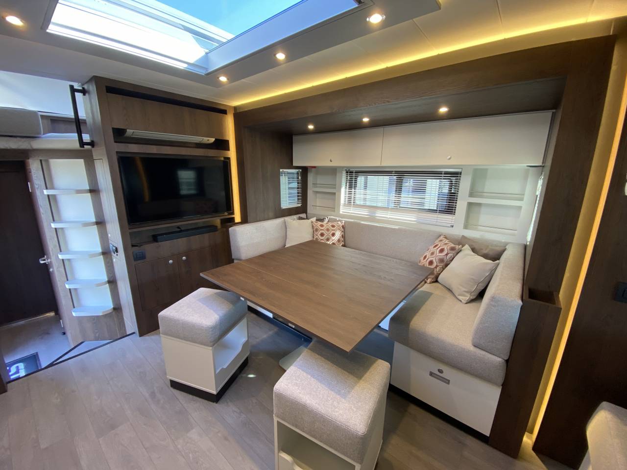 Zware paardenvrachtwagen (groot rijbewijs) STX  2025 Nieuw