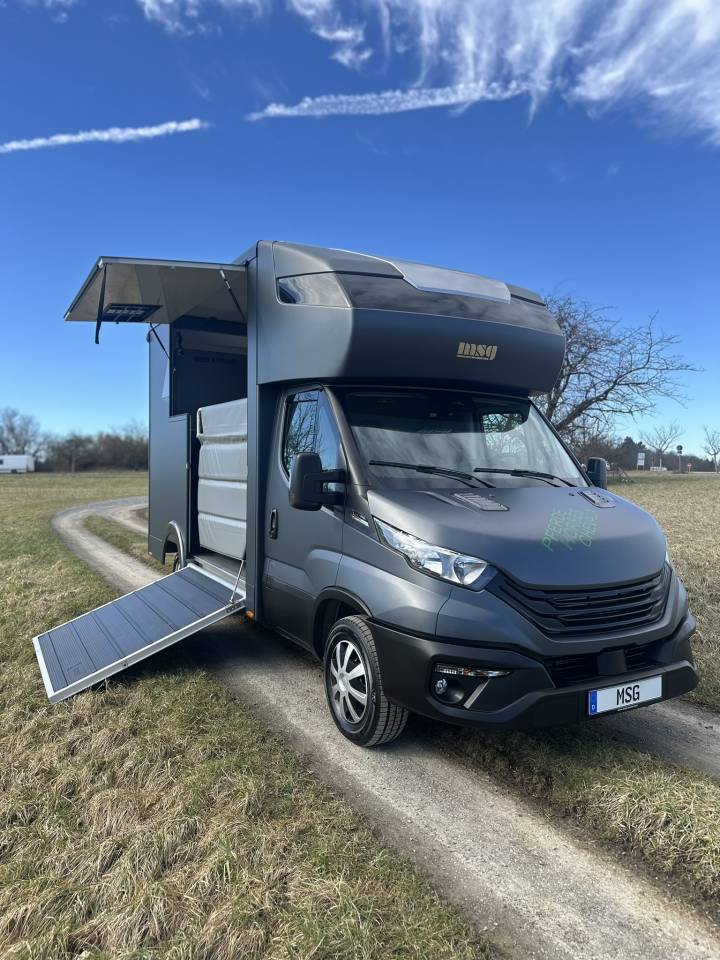 Kleine paardenvrachtwagen (B rijbewijs) Iveco IVECO 0 Nieuw