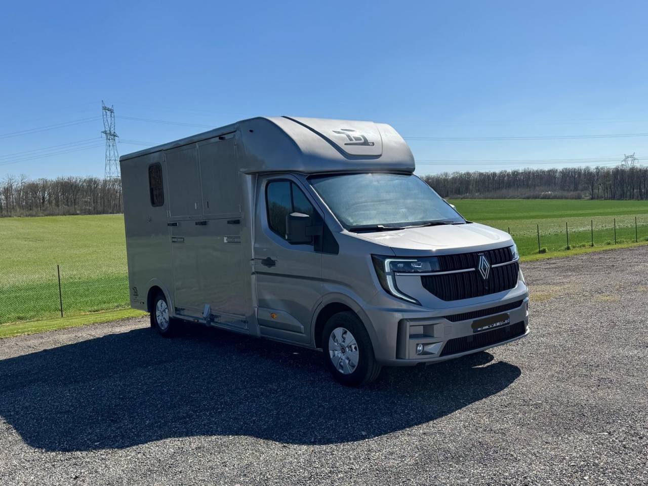 Kleine paardenvrachtwagen (B rijbewijs) TBST Renault Master 2025 Nieuw