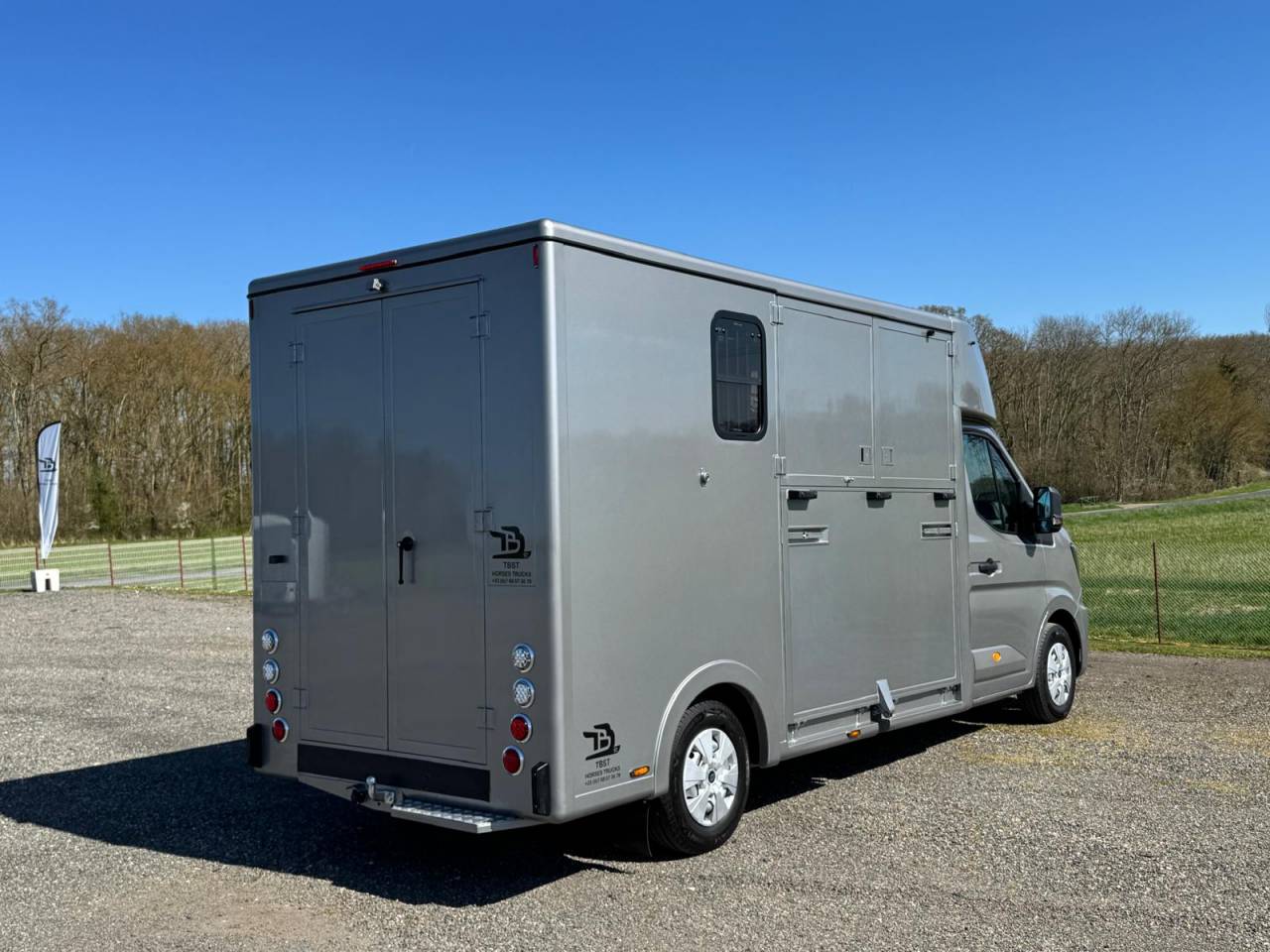 Kleine paardenvrachtwagen (B rijbewijs) TBST Renault Master 2025 Nieuw