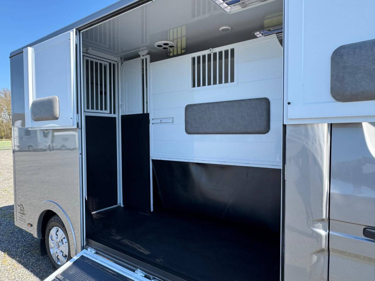 Kleine paardenvrachtwagen (B rijbewijs) TBST Renault Master 2025 Nieuw