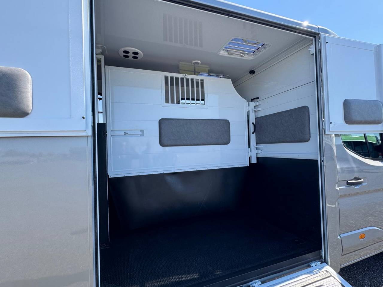 Kleine paardenvrachtwagen (B rijbewijs) TBST Renault Master 2025 Nieuw