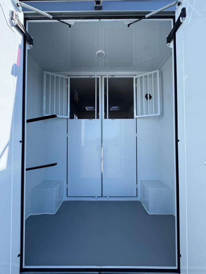 Kleine paardenvrachtwagen (B rijbewijs) TBST Renault Master 2025 Nieuw