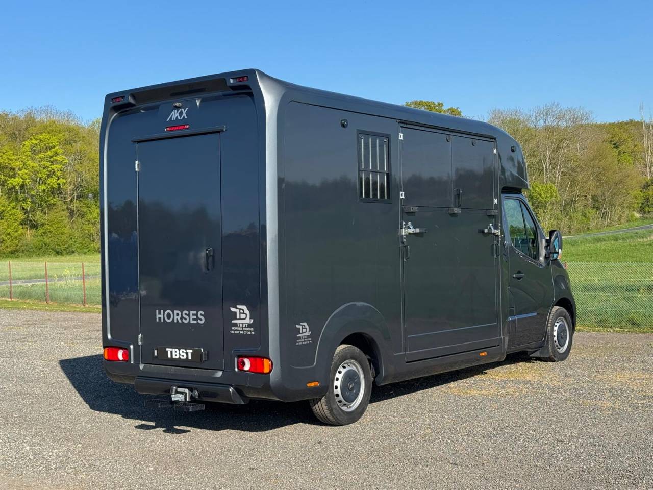 Kleine paardenvrachtwagen (B rijbewijs) AKX Renault 2021 Tweedehands