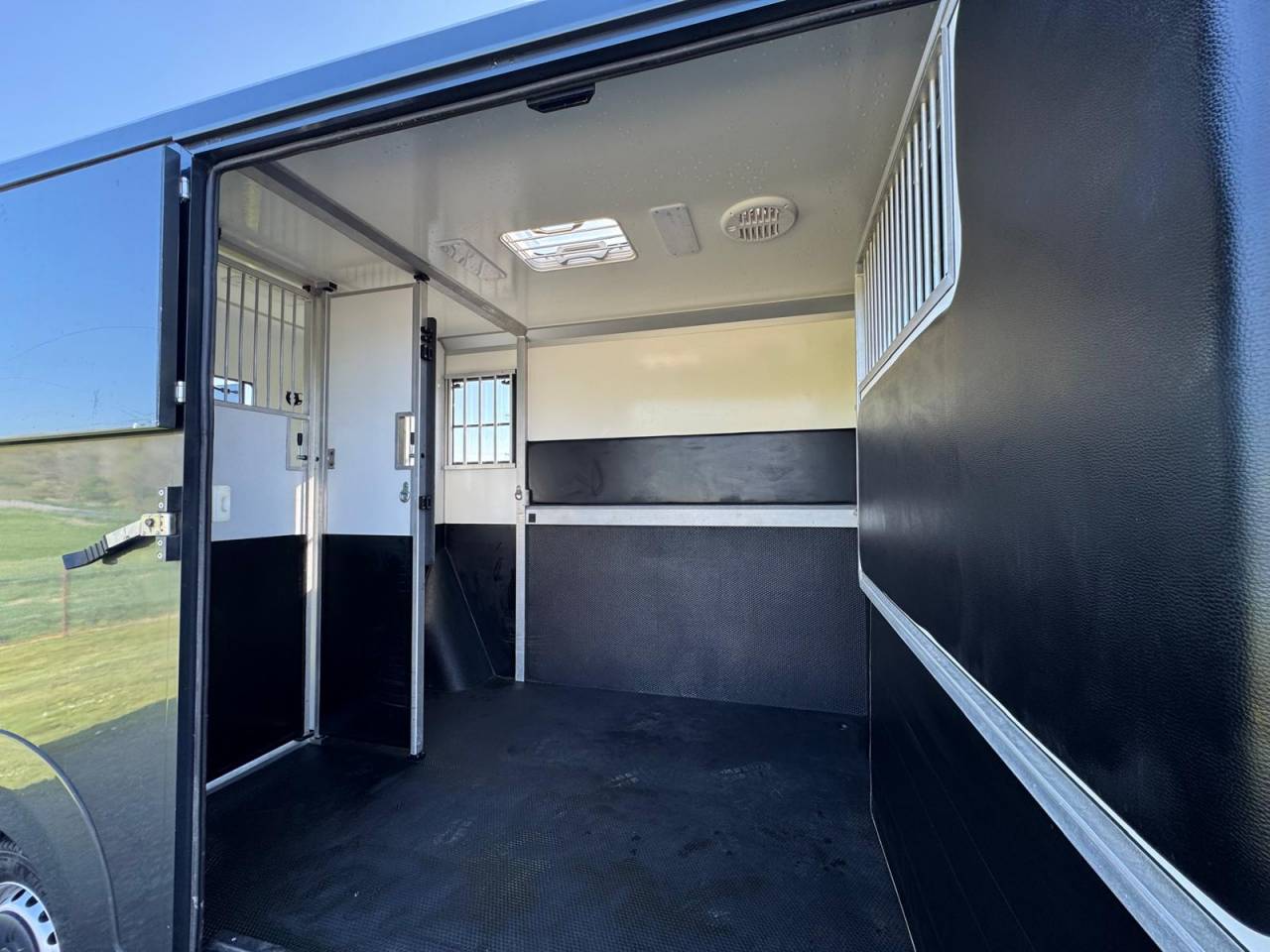 Kleine paardenvrachtwagen (B rijbewijs) AKX Renault 2021 Tweedehands