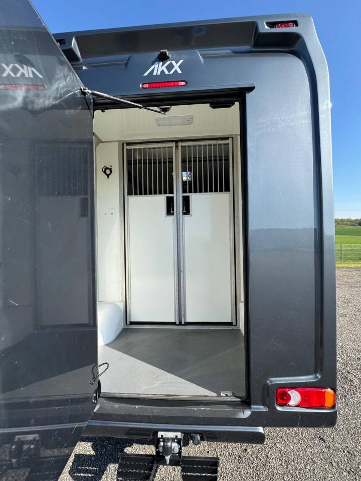 Kleine paardenvrachtwagen (B rijbewijs) AKX Renault 2021 Tweedehands