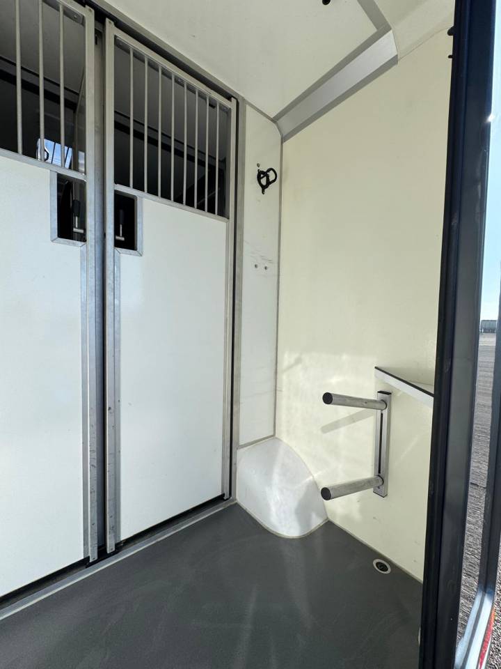 Kleine paardenvrachtwagen (B rijbewijs) AKX Renault 2021 Tweedehands