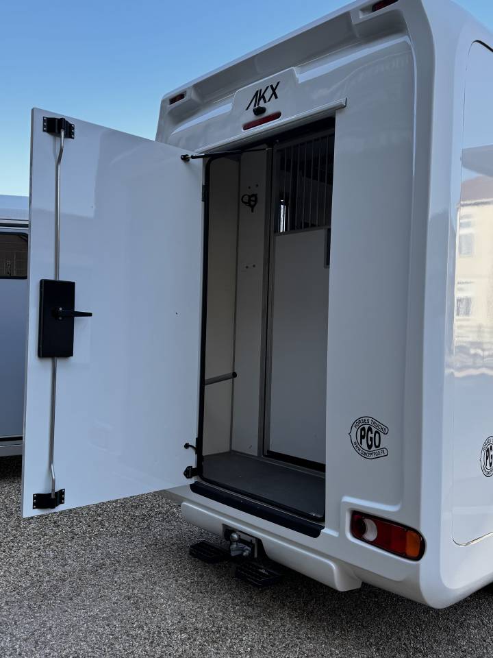 Kleine paardenvrachtwagen (B rijbewijs) AKX AKX 5 places  2023 Tweedehands