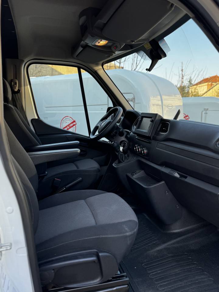 Kleine paardenvrachtwagen (B rijbewijs) AKX AKX 5 places  2023 Tweedehands