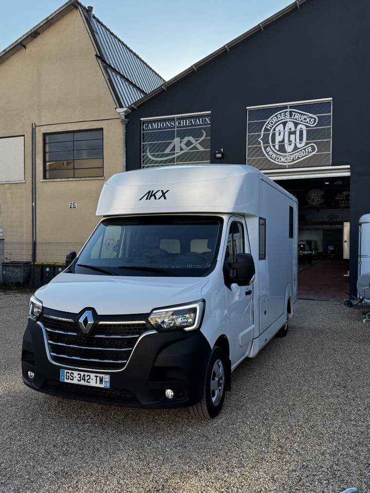 Kleine paardenvrachtwagen (B rijbewijs) AKX AKX 5 places  2023 Tweedehands