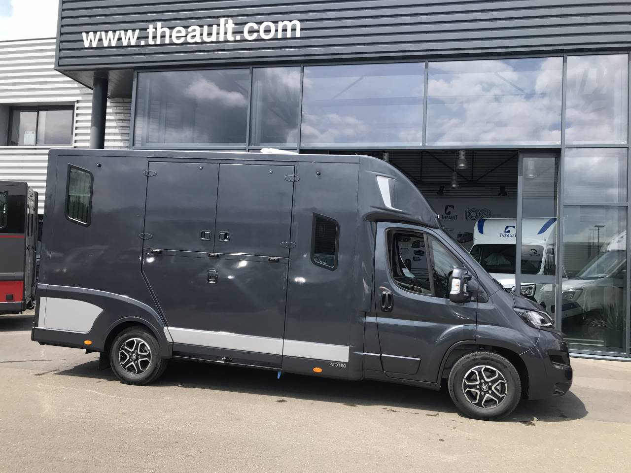 Kleine paardenvrachtwagen (B rijbewijs) Theault Proteo  2024 Tweedehands