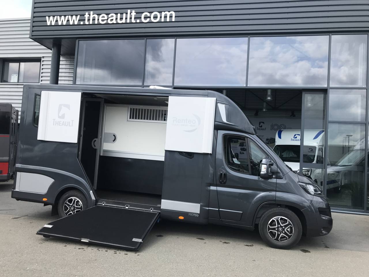 Kleine paardenvrachtwagen (B rijbewijs) Theault Proteo  2024 Tweedehands