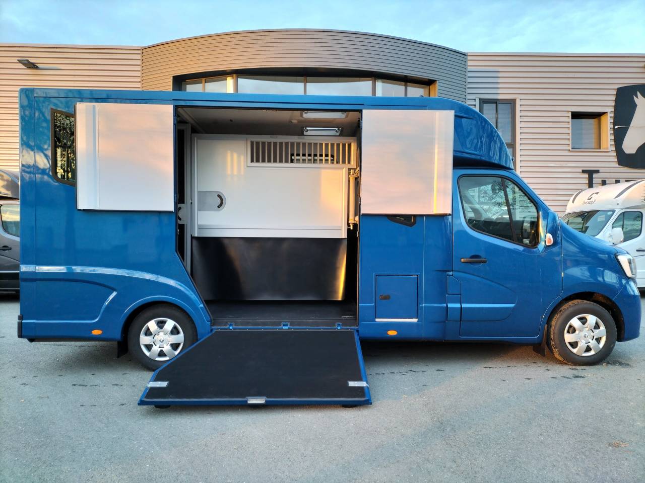 Kleine paardenvrachtwagen (B rijbewijs) Theault Proteo  2023 Nieuw