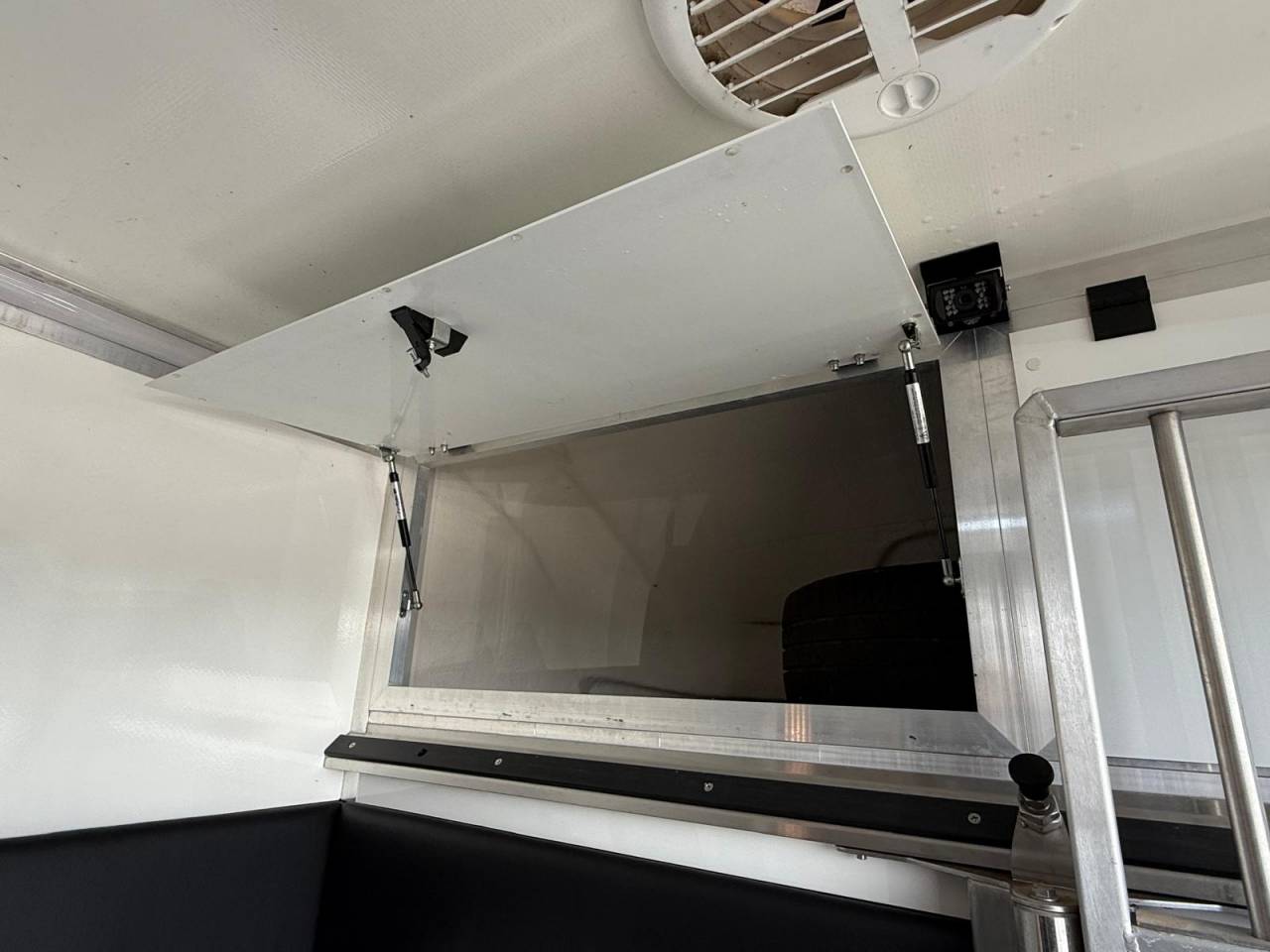 Kleine paardenvrachtwagen (B rijbewijs) Krismar MASTER THEAULT 3 PLACES 2021 Tweedehands