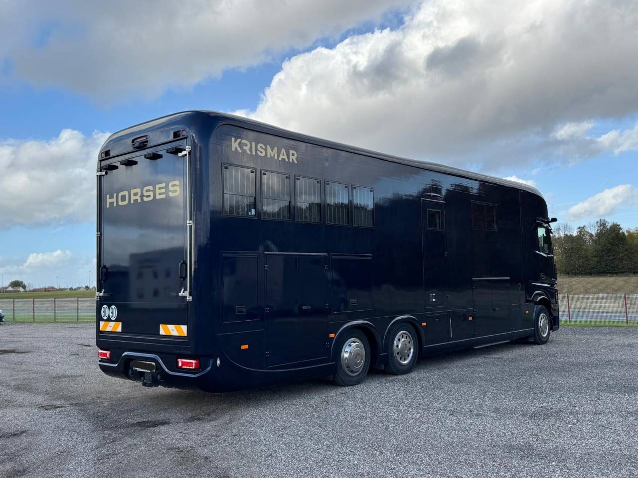 Zware paardenvrachtwagen (groot rijbewijs) Krismar MERCEDES 2021 Tweedehands